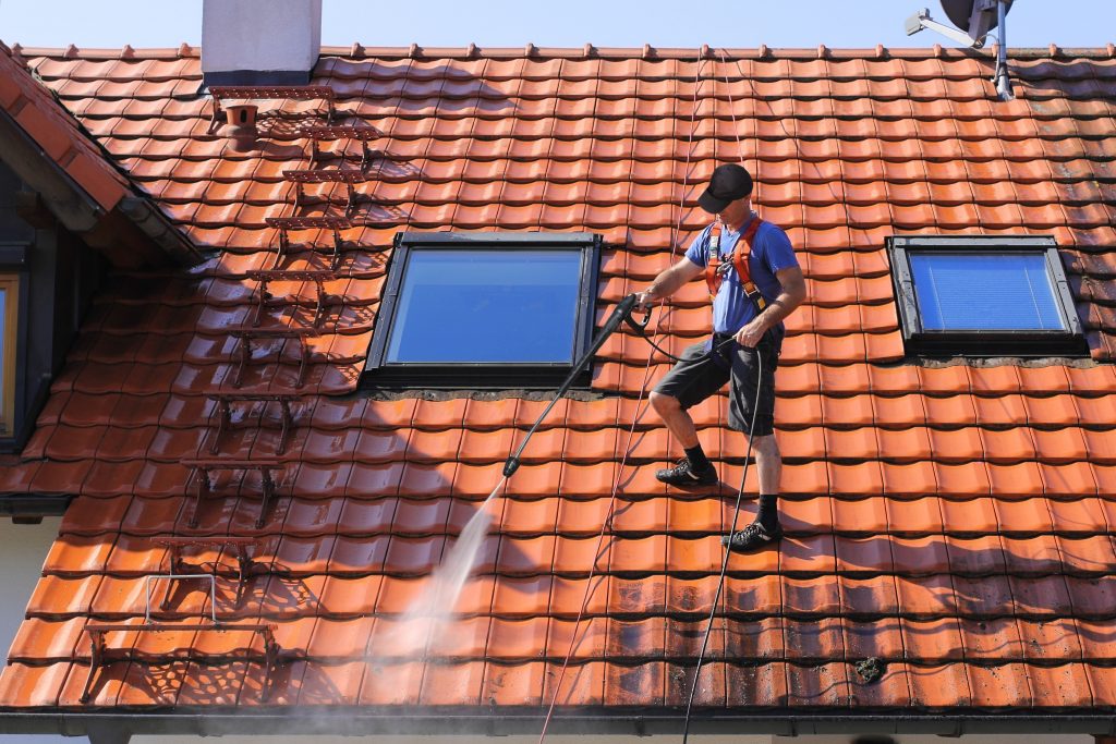 roof cleaning contractor